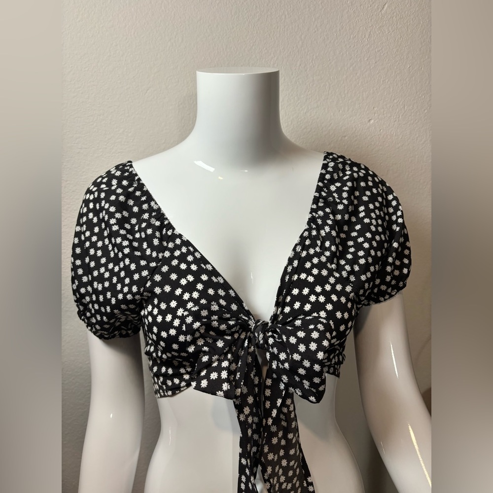 Shein Womens Floral White And Black Crop Top-new without tags